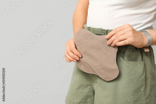 Young woman with reusable m...