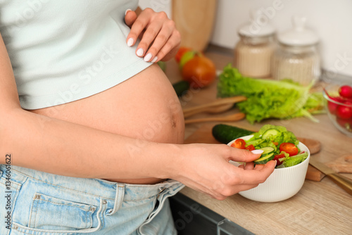 Young pregnant woman with b...