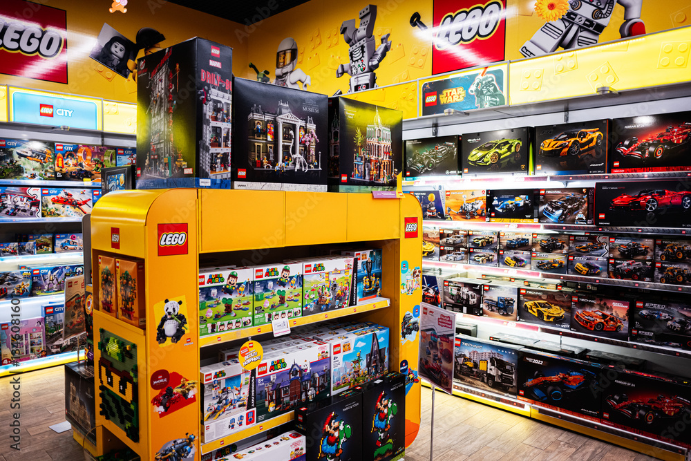 Naklejka premium Colorful LEGO store shelves showcasing various themed construction sets and iconic designs