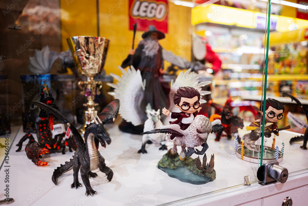 Naklejka premium Glass display case showcasing detailed miniatures of popular fantasy characters and creatures
