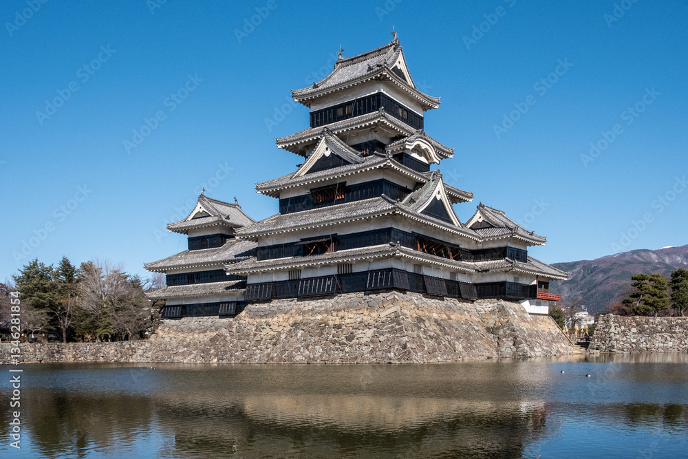 Matsumoto Castle mit Spiegelung im Wassergraben Matsumoto Castle mit Spiegelung im Wassergraben