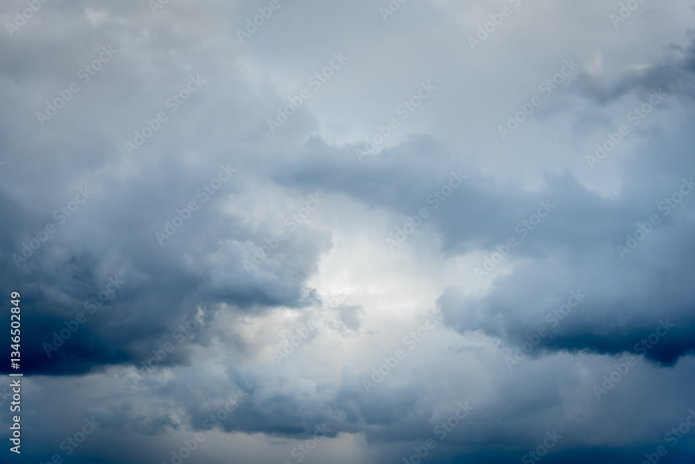 Obraz premium Overcast sky with dark rain cloud in windy day.