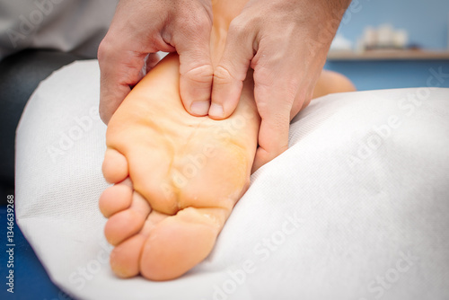 Foto Plantar reflexology massage