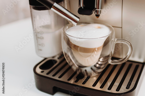 Obraz na płótnie Home professional coffee machine makes cappuccino in transparent cup w salonie