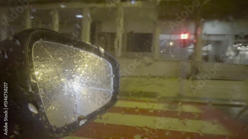 Trânsito Noturno em Lisboa Sob Chuva Refletindo Luzes Urbanas