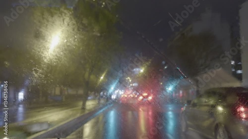 Trânsito Noturno em Lisboa Sob Chuva Refletindo Luzes Urbanas