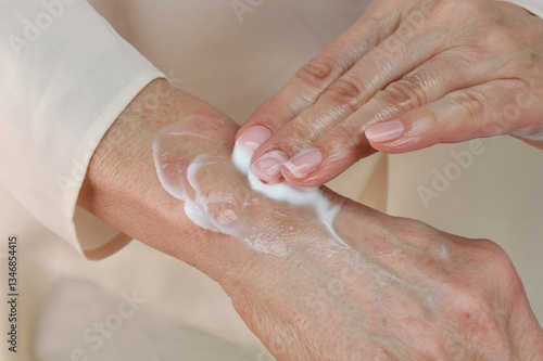 손목에 로션을 바르고 있다. 클로즈업. 피부, 보습제