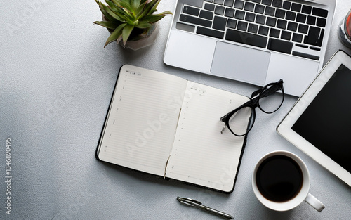 vista superior de escritorio con dispositivos portatiles, home office, mockup