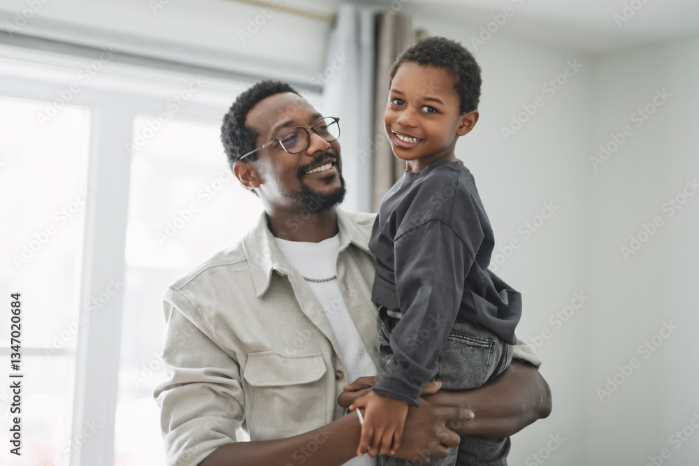Naklejka premium Father and son having great time on the livingroom