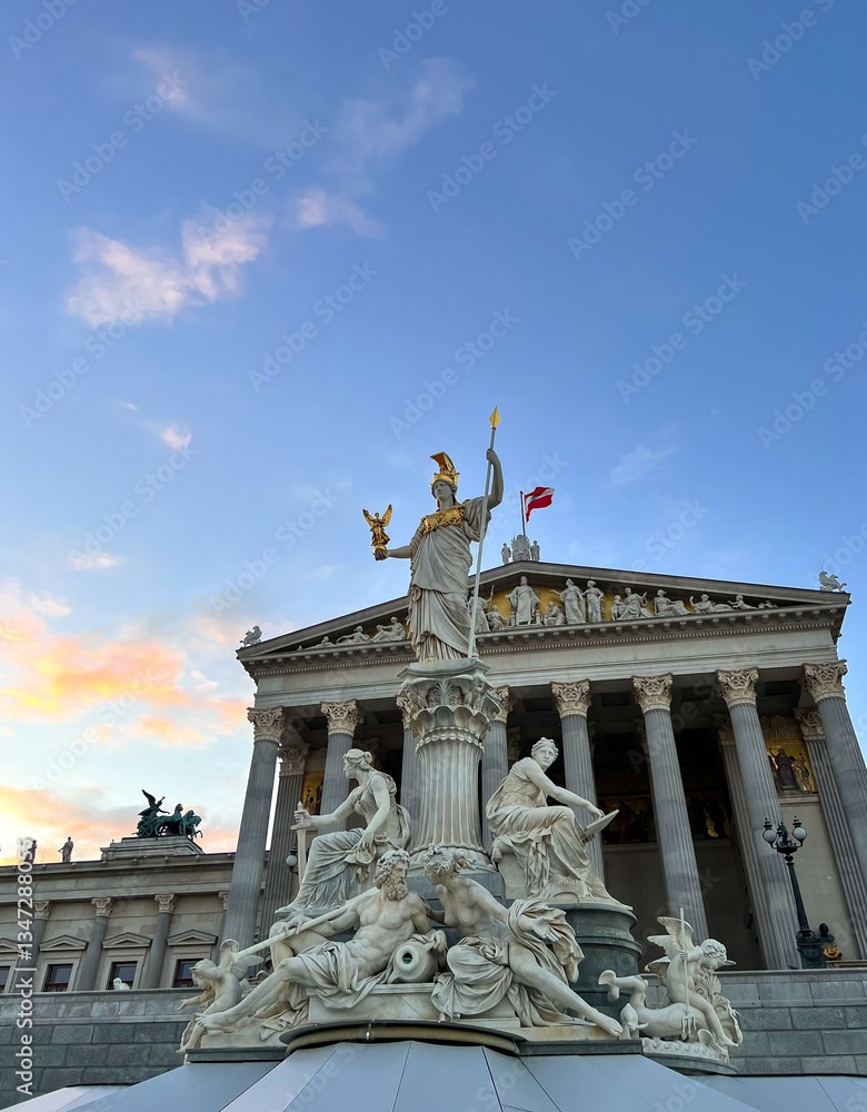Obraz premium View of the Parliament building in Vienna with the flag raised against the sky