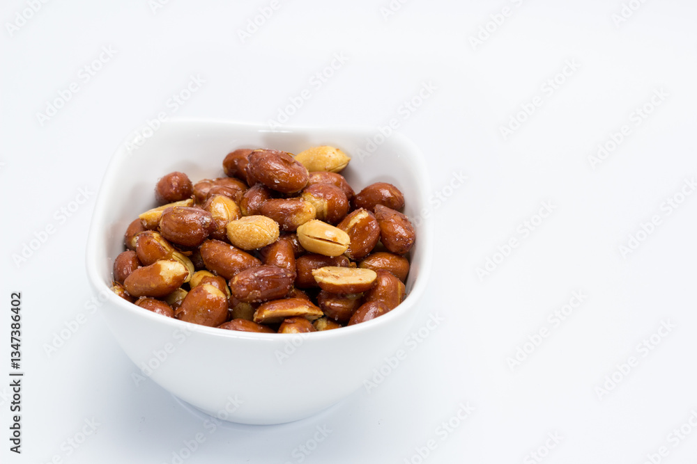 Platillo de cacahuetes fritos con piel y salados Platillo de cacahuetes fritos con piel y salados