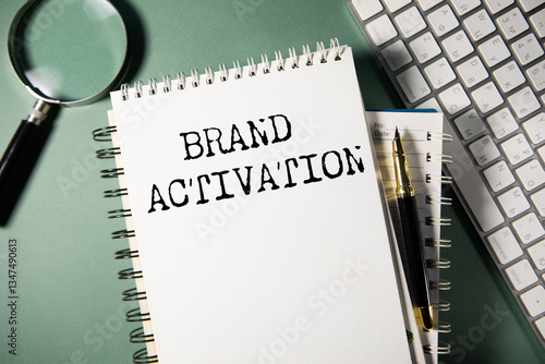 Fotografie brand activation text on notepad