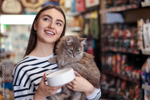 Canvas Print Woman with her cute cat and feeding bowl in pet shop