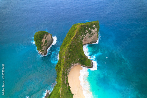 Obraz na płótnie Cinematic aerial landscape shots of the beautiful island dinosaur of Nusa Penida. Huge cliffs by the shoreline and hidden dream beaches with clear water. w salonie