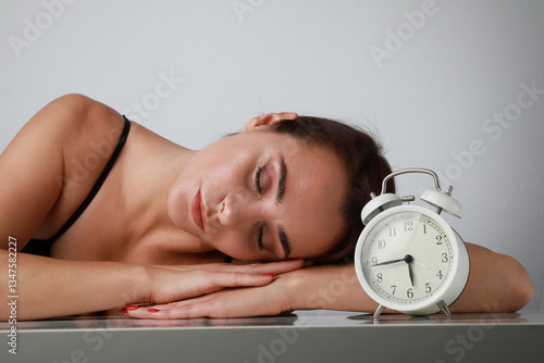 Fotografi Young woman waisting her biological hours. Health concept.