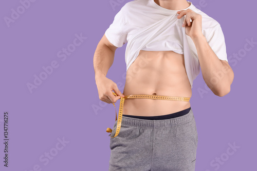 Handsome young sporty man w...