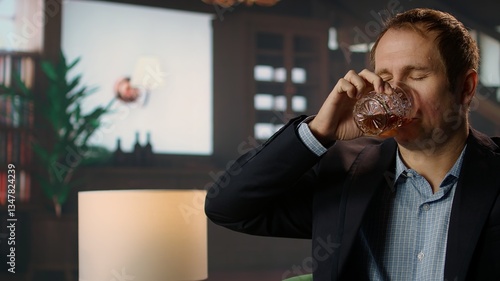 Fotografía Classy high society member enjoying a glass of whiskey bourbon in a private social club, emphasizing the sophisticated upper class lifestyle and entertainment