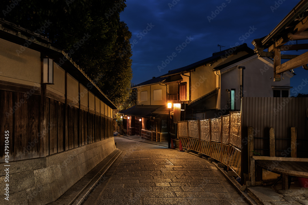 Fototapeta premium Kyoto Alley Near Kiyomizu at Night
