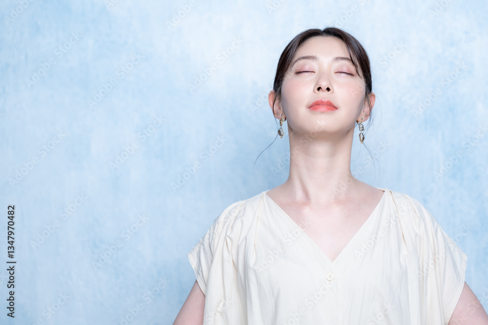 深呼吸をする若い日本人女性 深呼吸をする若い日本人女性