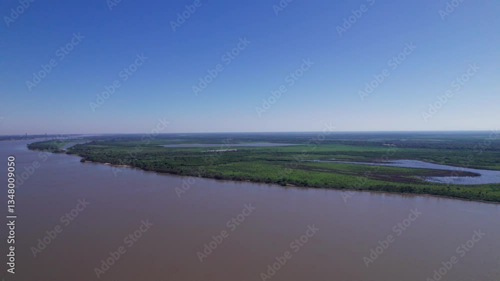 Ciudad de Rosario, costanera y el Paraná en un día soleado. Vista de edificios y paisaje urbano. Ciudad de Rosario, costanera y el Paraná en un día soleado. Vista de edificios y paisaje urbano.