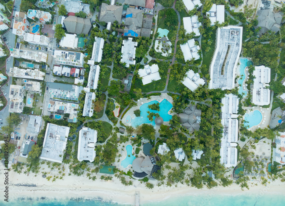 Fototapeta premium A beach with a resort in the background