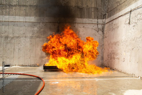 Foto A large fire that has spread its flames