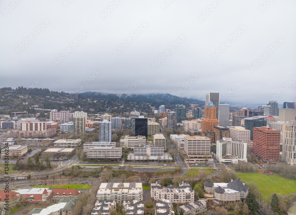 Obraz premium A cityscape with a cloudy sky and tall buildings
