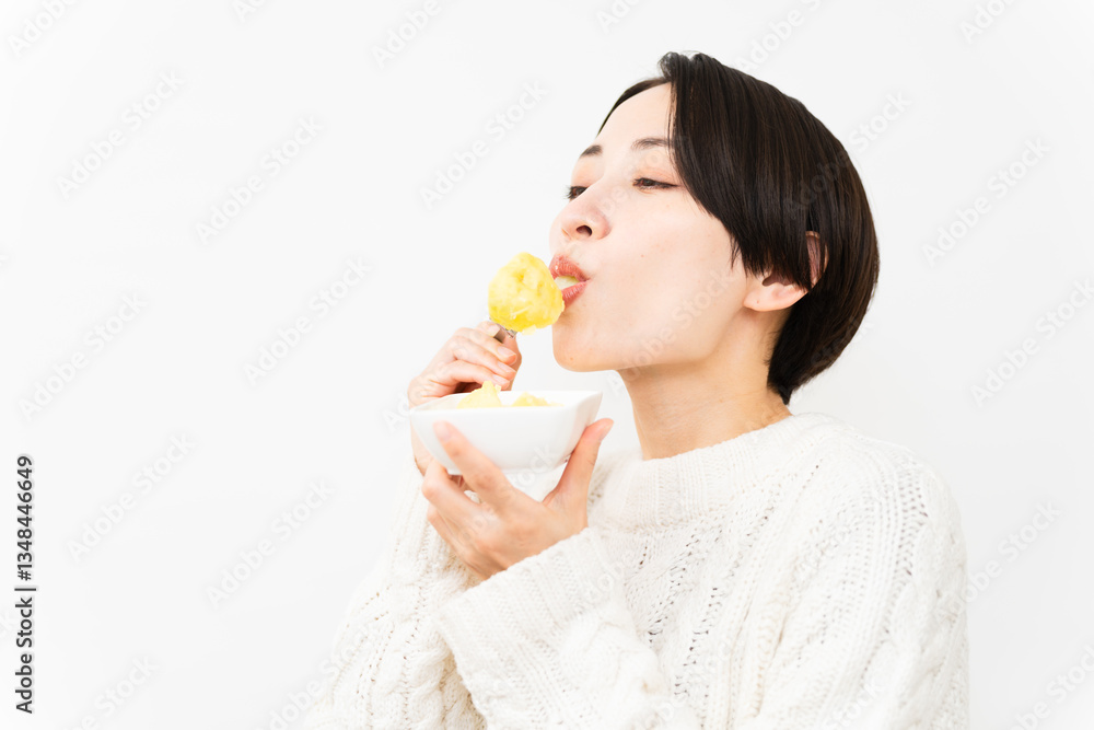 白いニットを着た女性 ライフスタイルイメージ 白いニットを着た女性 ライフスタイルイメージ