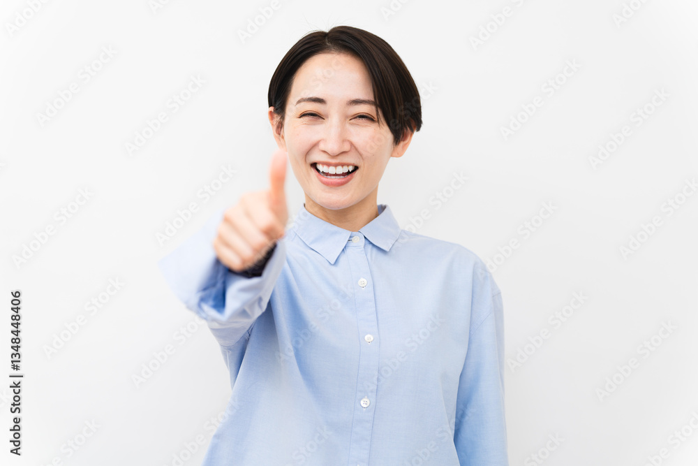 長袖シャツを着ている女性