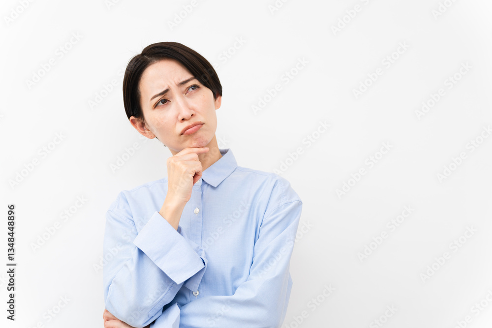 長袖シャツを着ている女性