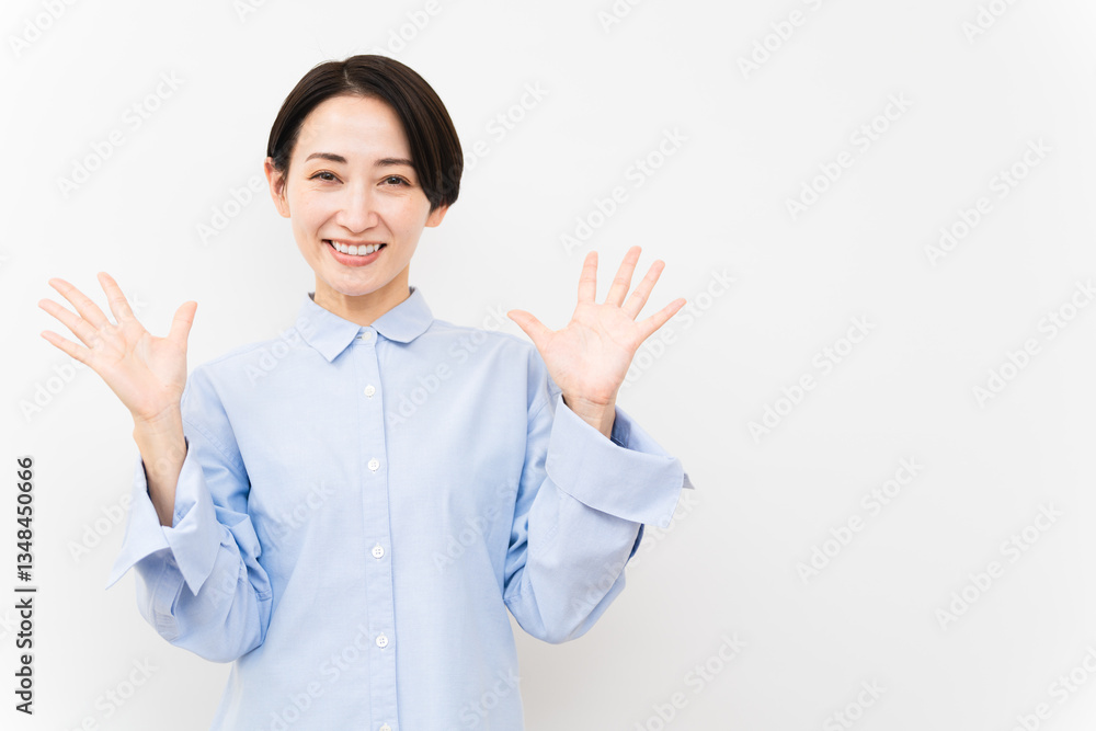 長袖シャツを着ている女性 長袖シャツを着ている女性