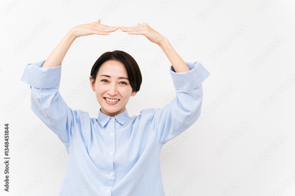 長袖シャツを着ている女性 長袖シャツを着ている女性