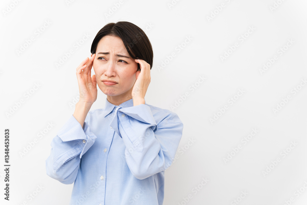 長袖シャツを着ている女性 長袖シャツを着ている女性