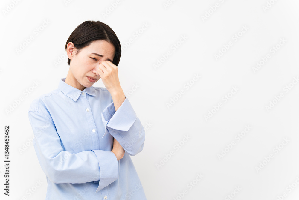長袖シャツを着ている女性 長袖シャツを着ている女性
