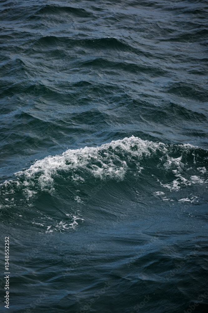 Naklejka premium Wave texture with dark sea water. Nature texture. Abstract background.