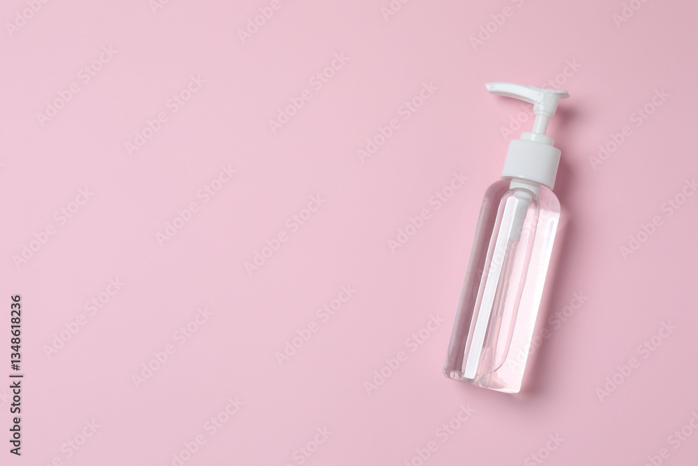 Naklejka premium Natural cosmetic products. Cosmetic bottle on a pink background, top view