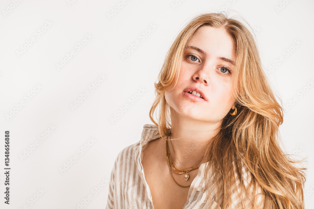 Junge Frau mit langen blonden Haaren Junge Frau mit langen blonden Haaren