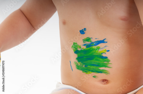 kind hand farbe bauch