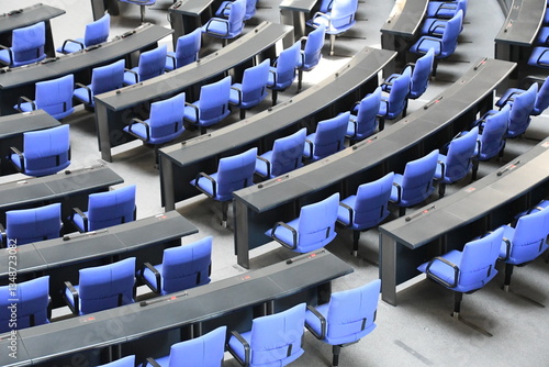 Plenarsaal im Deutschen Bundestag mit Bestuhlung im Halbkreis 