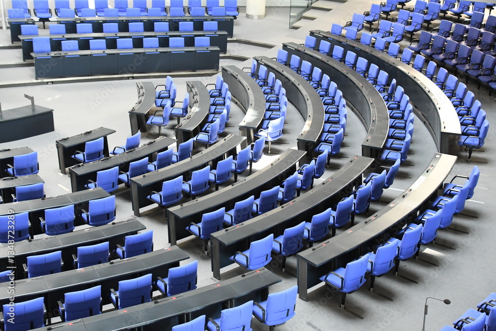 Obraz premium Plenarsaal im Deutschen Bundestag mit Bestuhlung im Halbkreis 