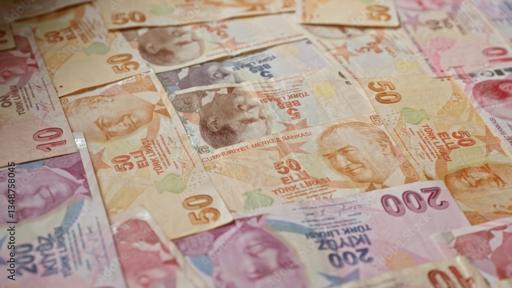 Obraz premium Turkish banknotes scattered showcasing various denominations of lira currency from turkey, highlighting financial themes related to money, banking, and economy.