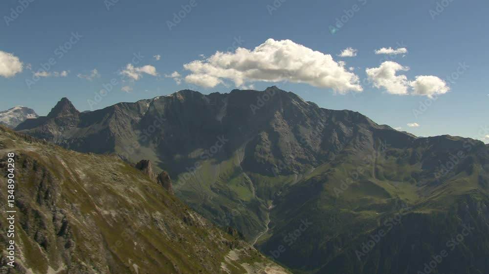 Vue aérienne panorama du Sommet de Bellecôte dans les Alpes en été Vue aérienne panorama du Sommet de Bellecôte dans les Alpes en été