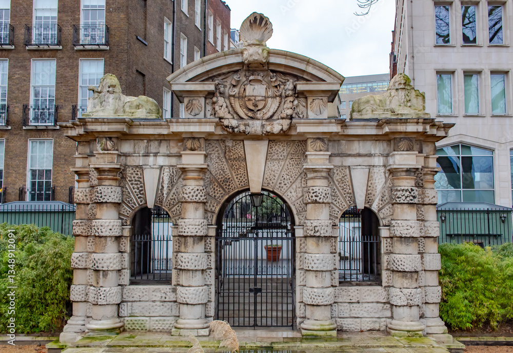 Obraz premium Stone fence located in the center of a park in downtown London, United Kingdom