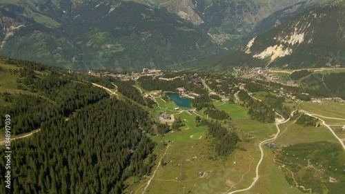 Survol panoramique de Courchevel et du Lac Biollay dans les Alpes en été