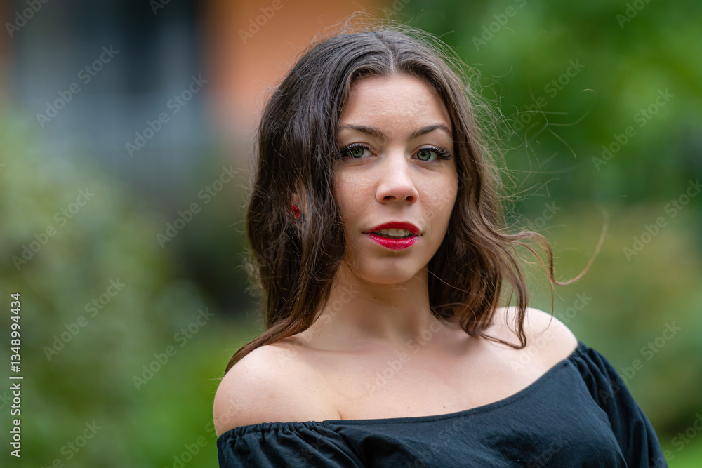 Naklejka premium Young Woman With Long Hair Smiling Joyfully in City Street on a Sunny Day