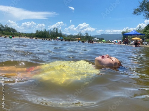 Konstfotografi Criança relaxando na água do rio