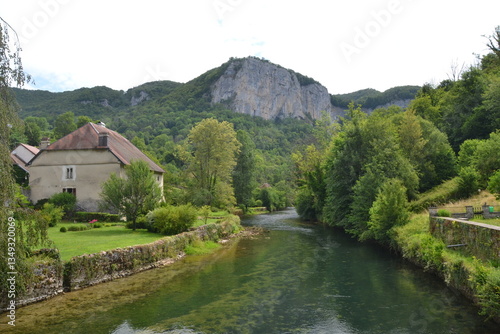 Une maison au bord de la rivière, les gorges du Doubs