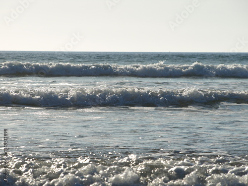 Vague de bord de mer sous le soleil