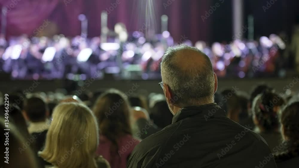 Gente disfrutando de una presentación de filarmónica. Concierto, música clásica, cultura, entretenimiento. Gente disfrutando de una presentación de filarmónica. Concierto, música clásica, cultura, entretenimiento.