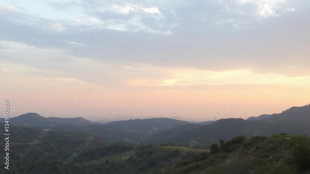 Sanfte Berglandschaft bei Sonnenuntergang mit pastellfarbenem Himmel, ideal für ruhige Natur- und Reisebilder. Sanfte Berglandschaft bei Sonnenuntergang mit pastellfarbenem Himmel, ideal für ruhige Natur- und Reisebilder.